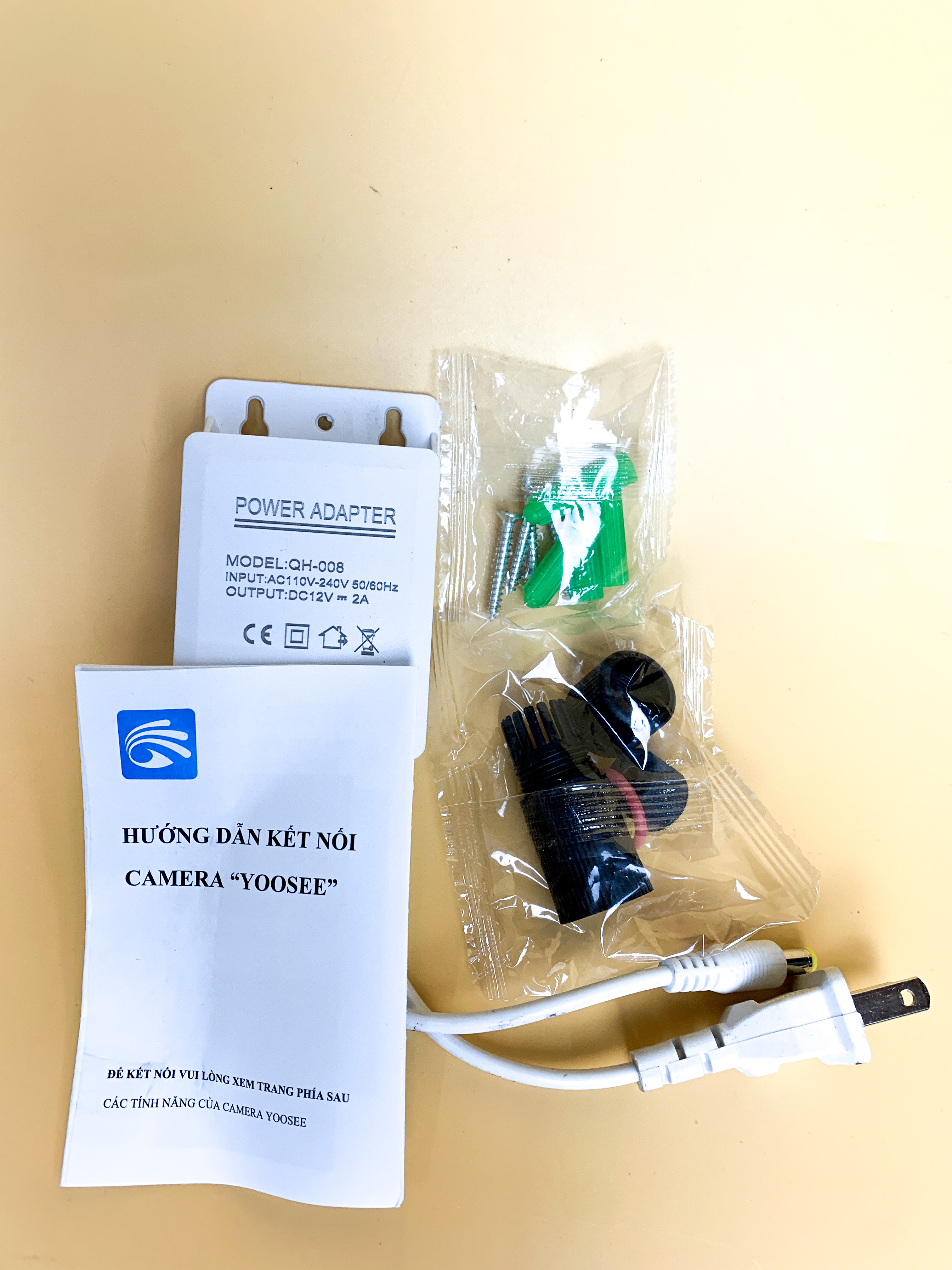 Phụ kiện đi kèm camera Q22S: adapter, ốc vít, hướng dẫn